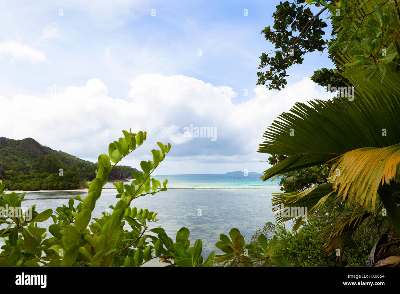Tropischer Strand-Blick auf den Ozean auf Curieuse Island, Seychellen Stockfoto