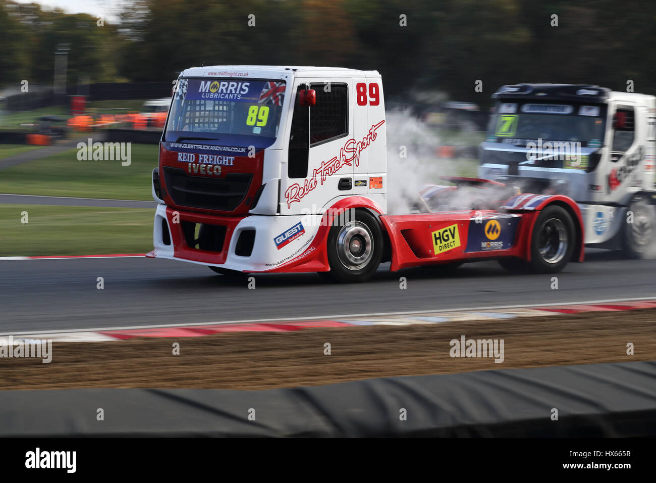 Simon Reid Klasse A keine 89 brüllend Runde Clearways an Brands Hatch Rennsport vor Stuart Oliver Nr. 7 bei der endgültigen BTRC Treffen 2016 Ecke Stockfoto