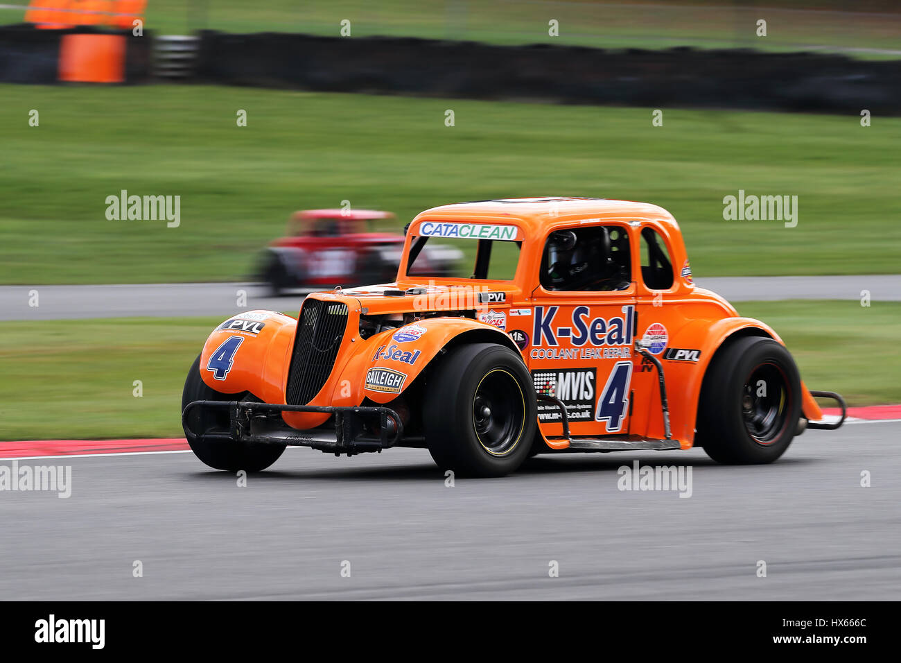 John Mickel, Weltmeister und WM-Spitzenreiter Rundung Clearways Ecke in Brands Hatch Rennstrecke in seinen Legenden 34 Ford Coupe Stockfoto