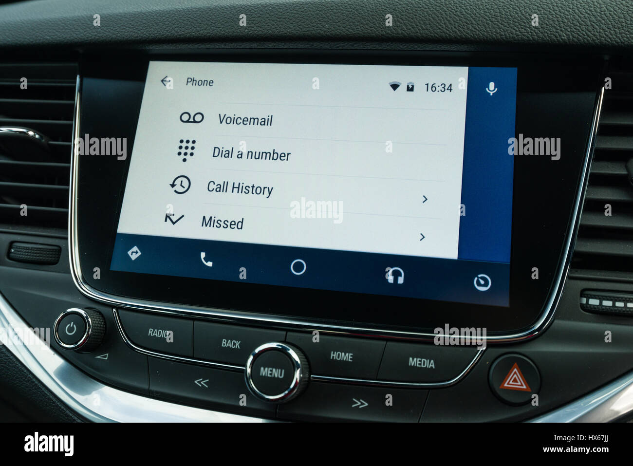 Android Auto Auto Navigation Fahrzeugschnittstelle Telefon-Interface-Optionen anzeigen Stockfoto
