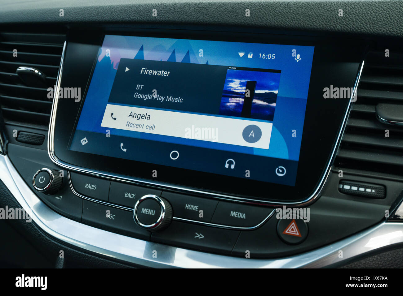 Android Auto Auto Navigation Fahrzeugschnittstelle zeigt Google Play Music Interface Stockfoto
