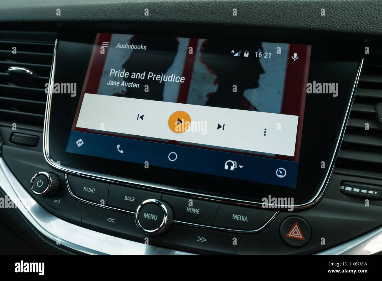 Android Auto Auto Fahrzeug-Navigations-Schnittstelle mit Hörbücher Stockfoto