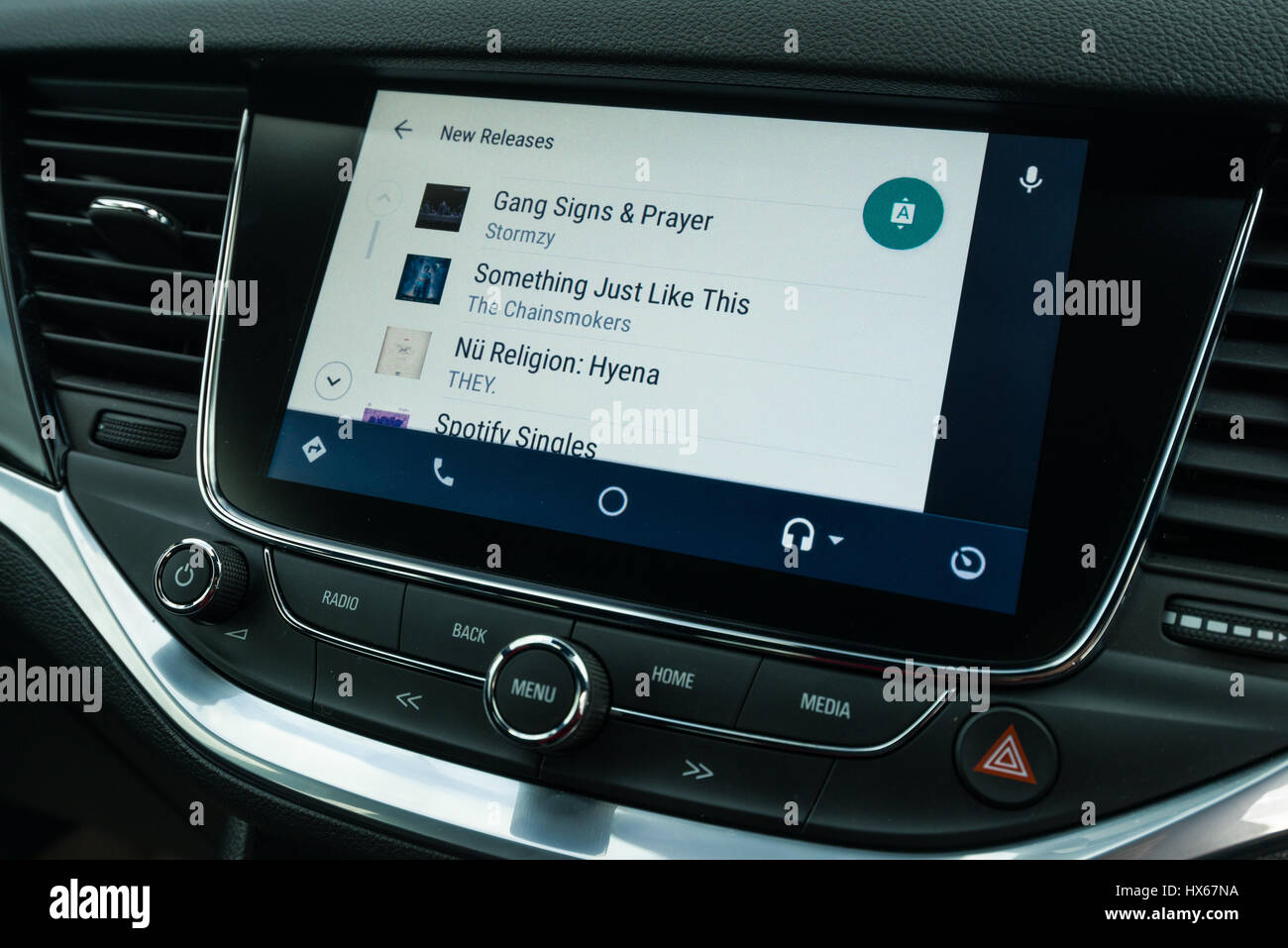 Android Auto Auto Fahrzeug-Navigations-Schnittstelle mit Spotify-Bildschirm Stockfoto