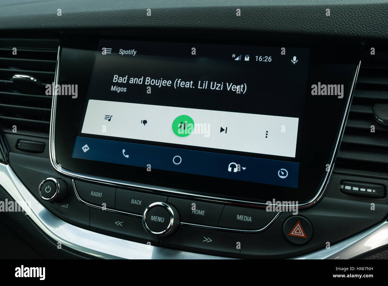 Android Auto Auto Navigation Fahrzeugschnittstelle zeigt Spotify Musik Stockfoto