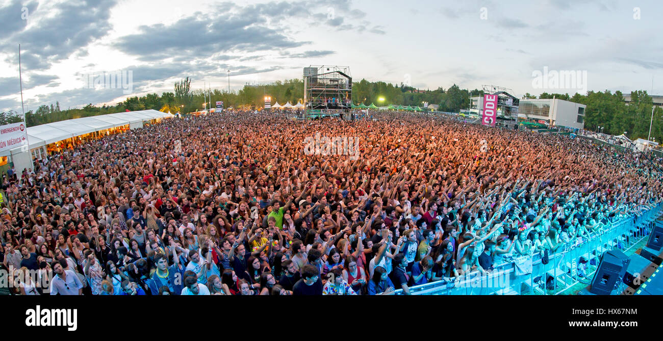 MADRID - SEP 12: Menge in einem Konzert am Dcode Festival am 12. September 2015 in Madrid, Spanien. Stockfoto
