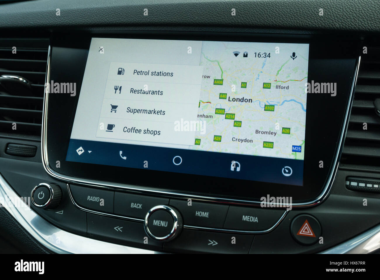 Android Auto Maps Navigation Auto Fahrzeug-Schnittstelle zeigt London Stockfoto