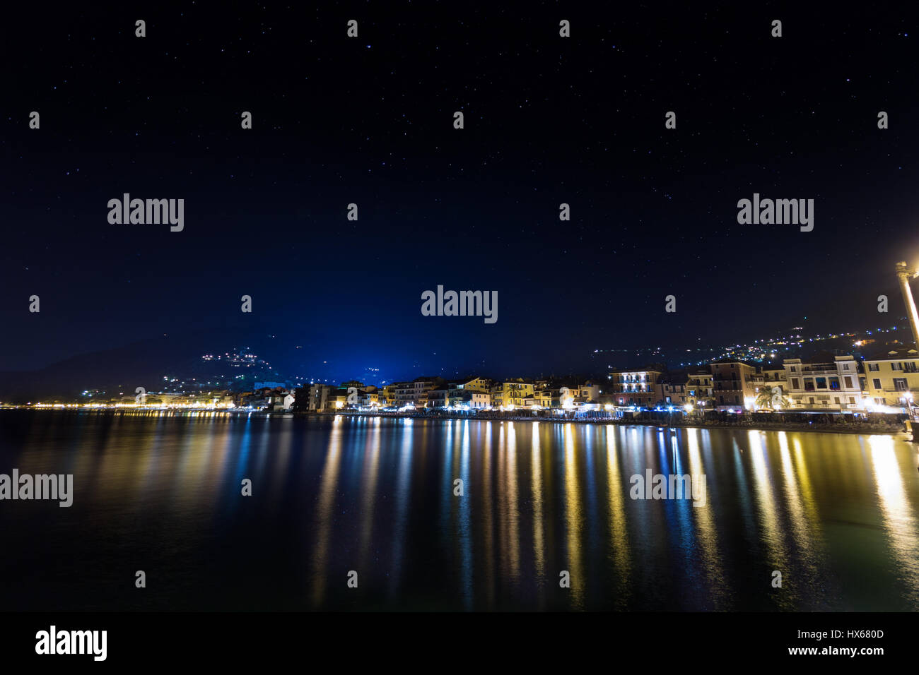 Nigth Blick auf Alassio, einem bekannten Küstendorf in der Nähe von Genua, Ligurien, Italien Stockfoto