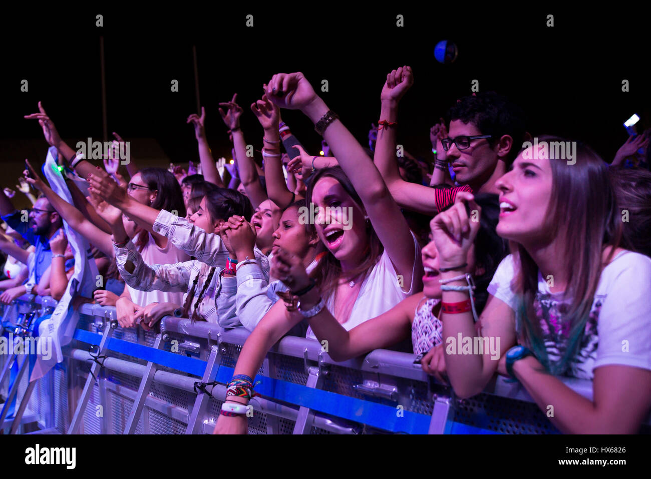 MADRID - SEP 12: Menge in einem Konzert am Dcode Festival am 12. September 2015 in Madrid, Spanien. Stockfoto