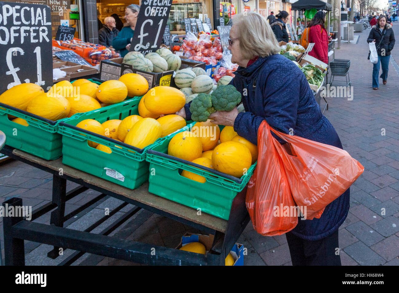 Person einkaufen für Obst und Gemüse in einem lokalen Obst und Gemüse shop, Beeston, Nottinghamshire, England, Großbritannien Stockfoto