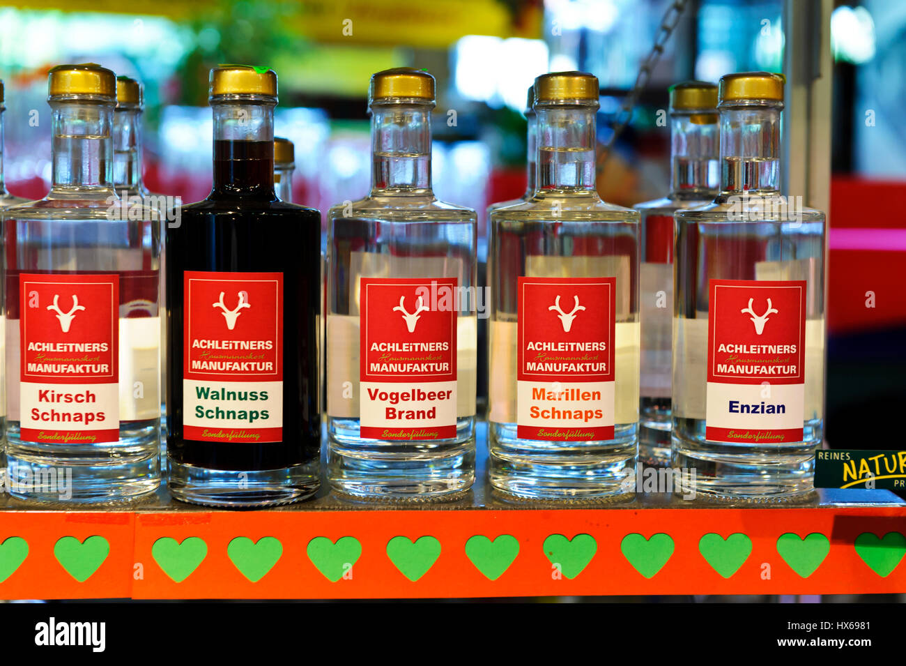 Flaschen mit Schnaps zu verkaufen in der Markthalle, Innsbruck, Österreich  Stockfotografie - Alamy