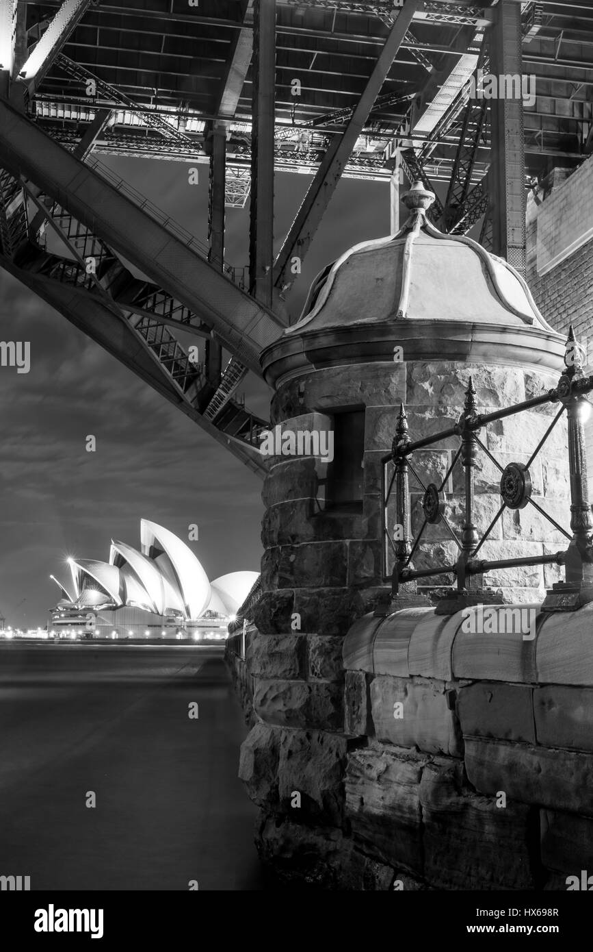 Sydney Opera House in der Morgendämmerung betrachtet unter der Sydney Harbour Bridge Stockfoto