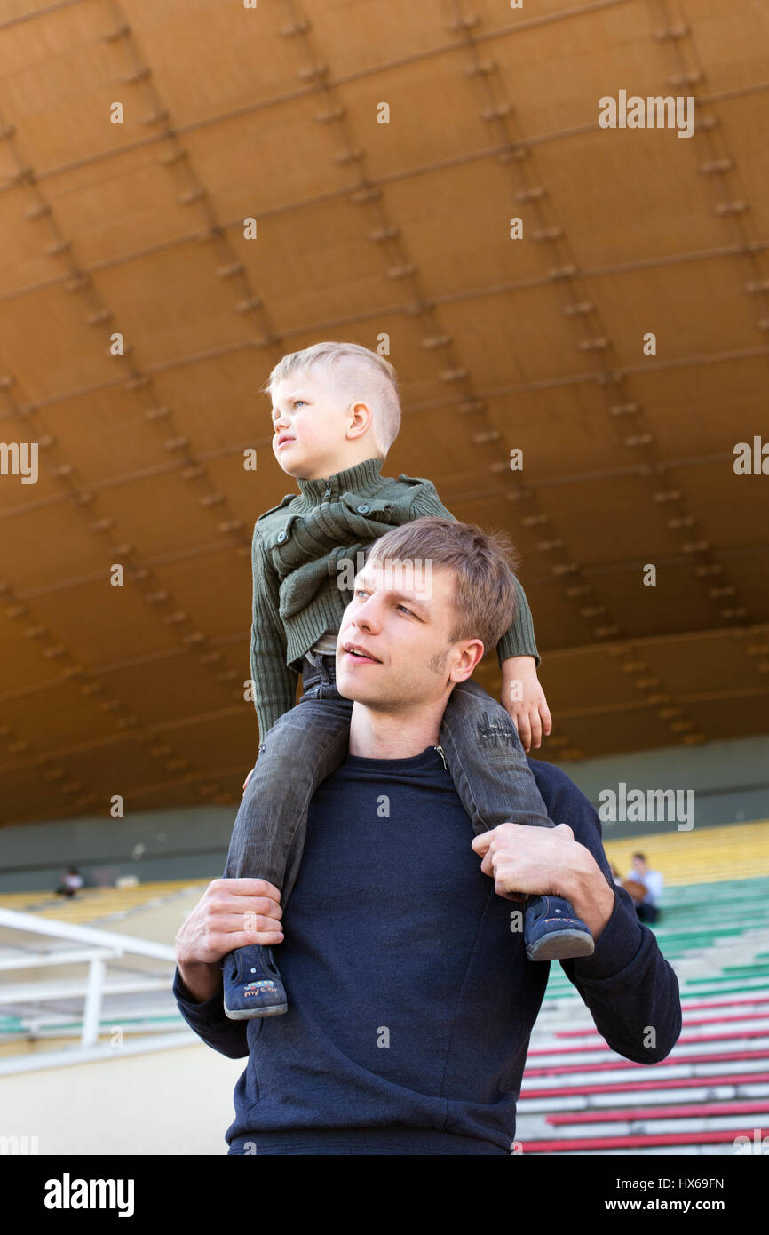 Vater und Sohn spielen. Outdoor-Porträt. Zum Vatertag Stockfoto