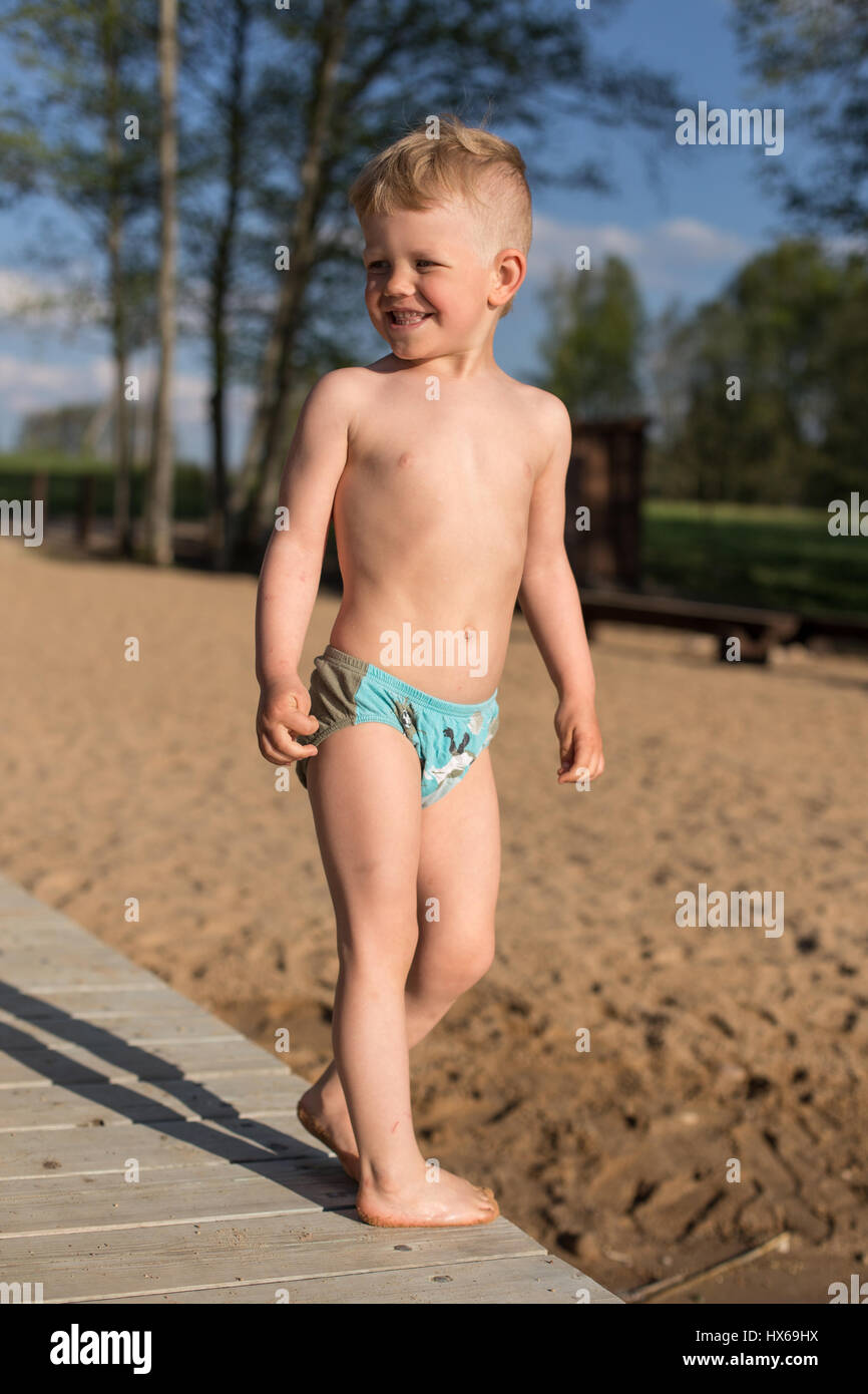 Glücklich lächelnde Kind am Strand. Außen-Porträt Stockfoto