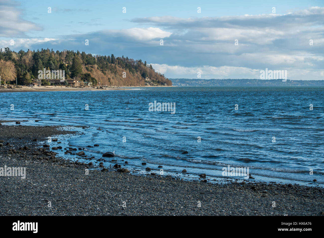 Ein Blick auf die Küste in der Normandie Park, Washington auf dem Puget Sound. Stockfoto