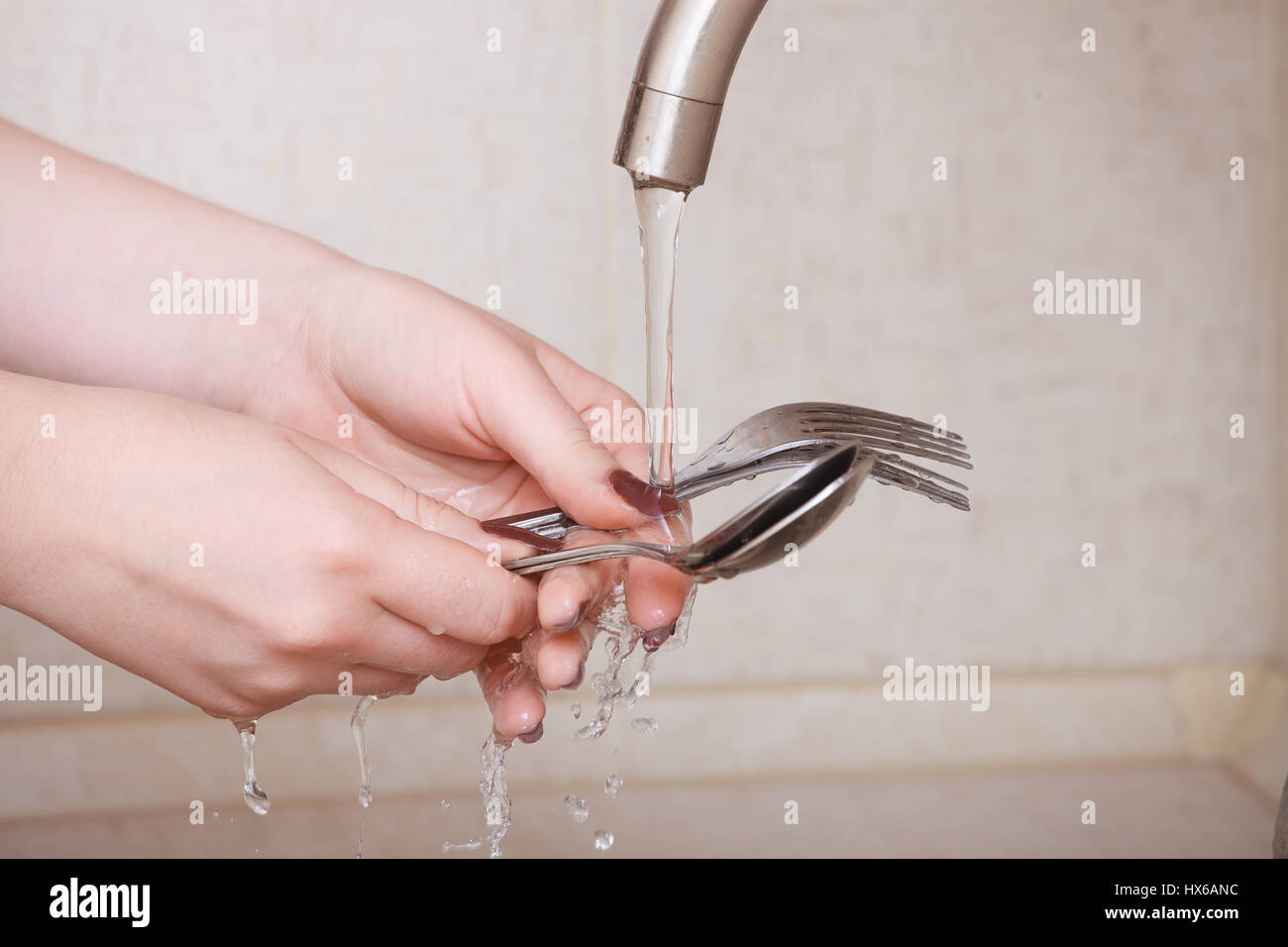 Hände eines close-up Mädchen. Mädchen wäscht Gedecke unter Strahl des Wassers Stockfoto