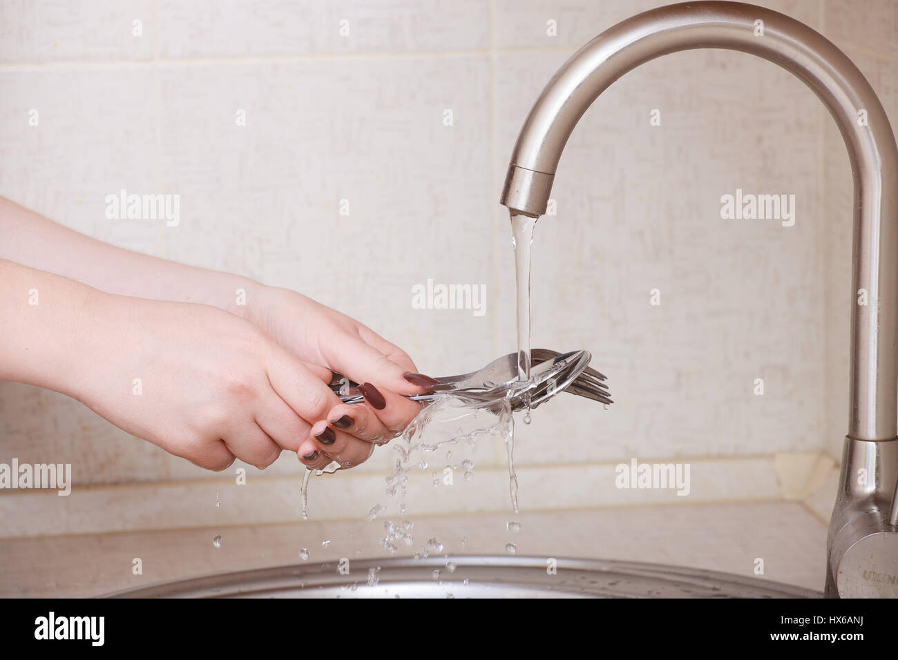 Hände eines close-up Mädchen. Mädchen wäscht Gedecke unter Strahl des Wassers Stockfoto