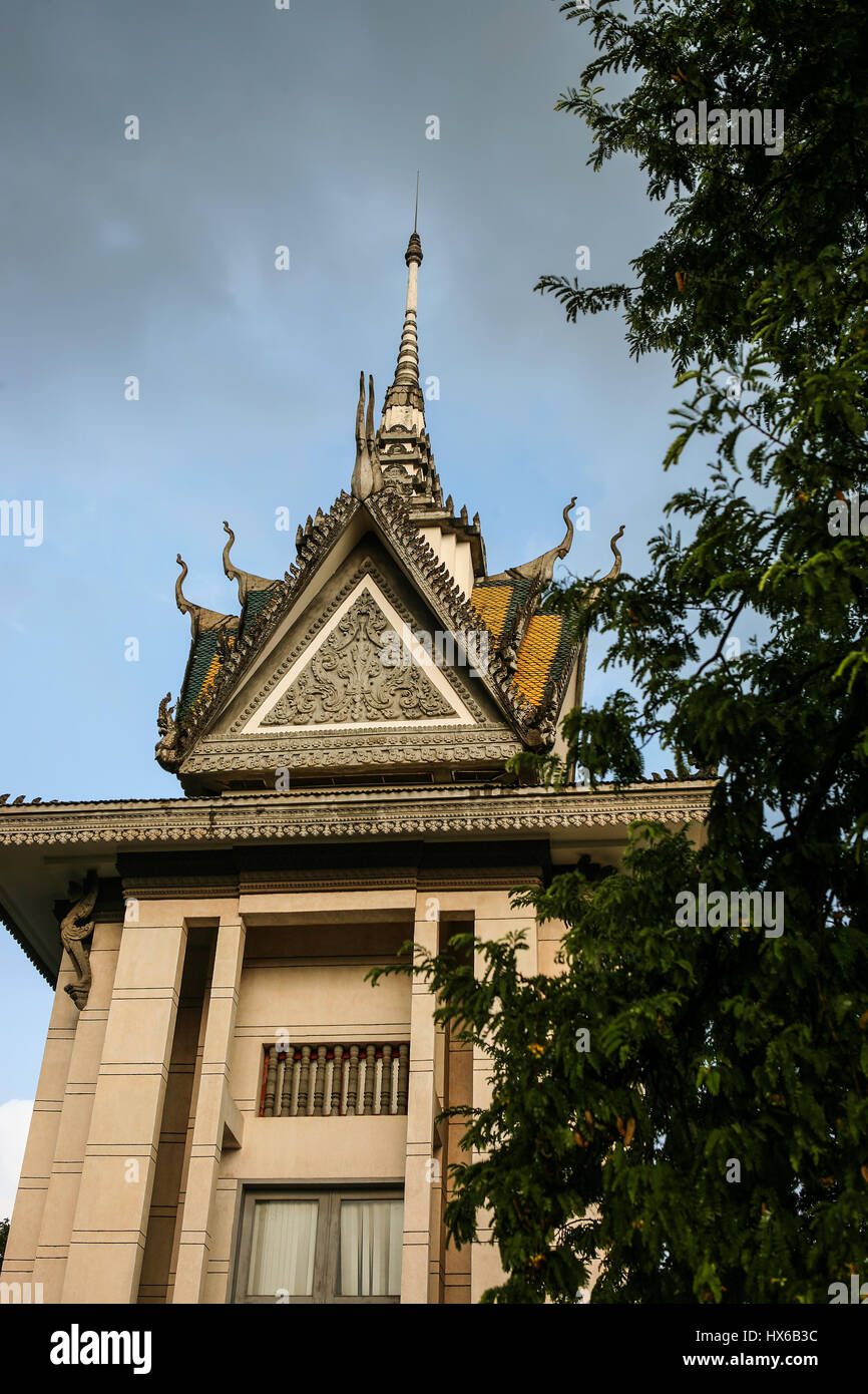 Festschrift Stupa gefüllt mit den Schädeln der Opfer bei der Tötung Felder Choeung Ek, Phnom Penh, Kambodscha Stockfoto