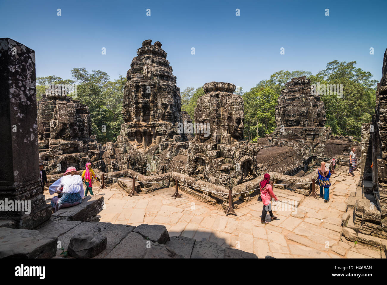 Touristen in der Bayon-Tempel, Angkor Tempel, Siem Reap, Kambodscha, Indochina, Südost-Asien. Stockfoto