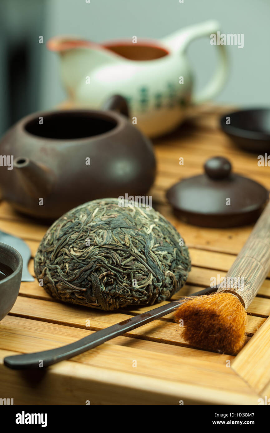 Shen puer chinesischen Tee tuo cha auf chaban (Tee Tabelle) whis Tee Zubehör in der traditionellen chinesischen Teezeremonie Stockfoto