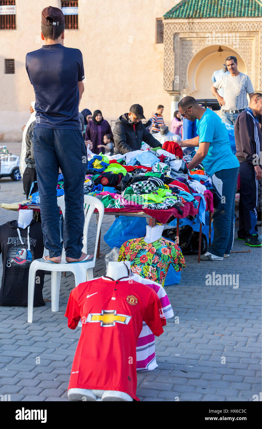 Meknès, Marokko.  Verwendet Kleidung Lieferanten in den Ort Hedime. Stockfoto