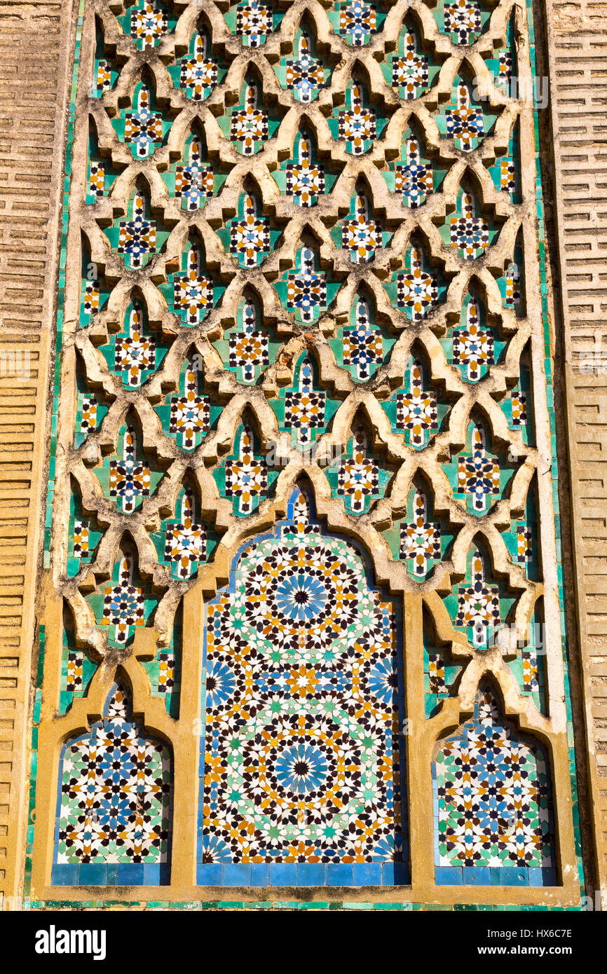 Meknès, Marokko.  Mosaik-Fliesen Dekoration auf der Bab Mansour, 1672-1732 gebaut. Stockfoto