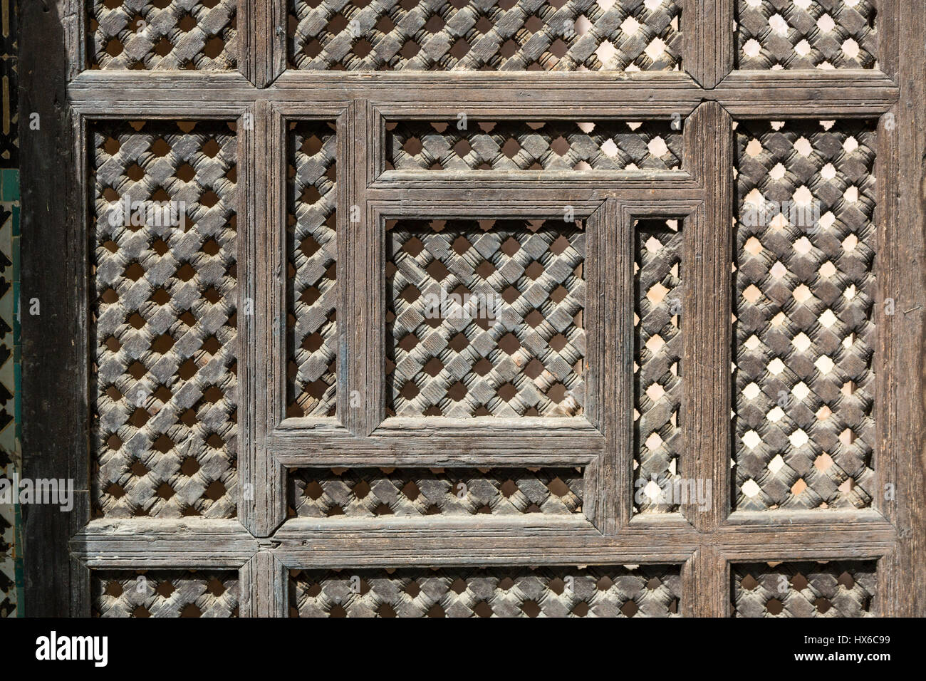 Meknès, Marokko.  Medersa Bou Inania, 14.. Jahrhundert.  Geschnitzte Holzplatte, ein Mashrabiya. Stockfoto