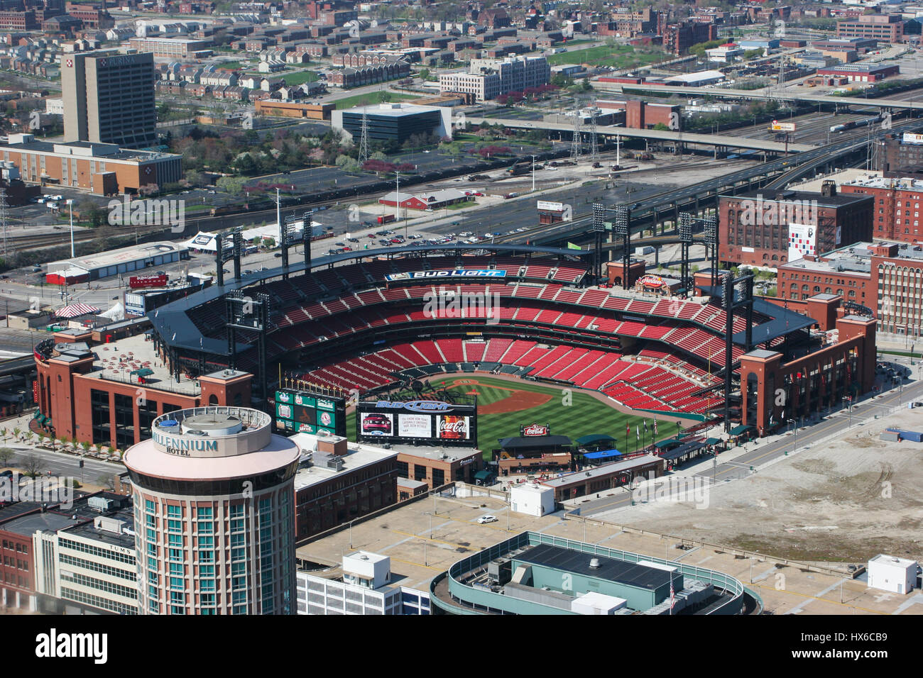 St. Louis - ca. Mai 2008: Busch Stadium - Heimat der Kardinäle - von der Spitze des Gateway Arch ich Stockfoto