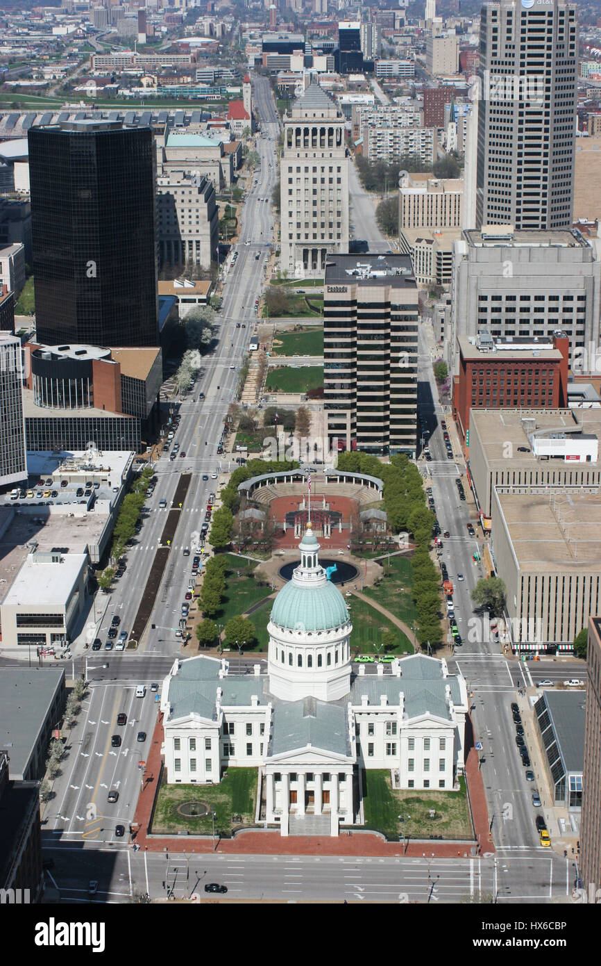St. Louis - ca. Mai 2008: Innenstadt und das Old Courthouse vom oberen Rand der Gateway Arch in St. Louis III Stockfoto