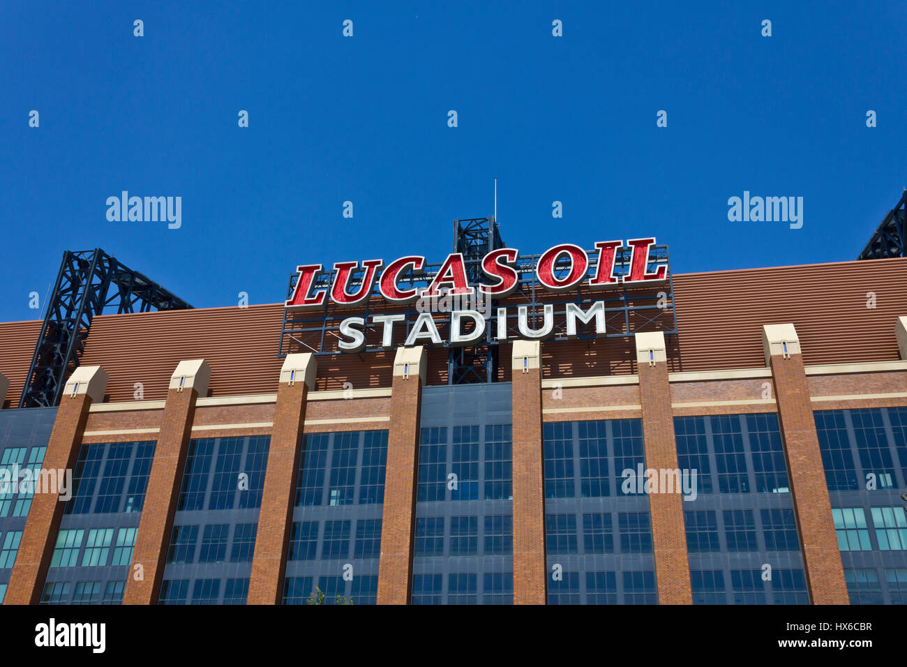 Indianapolis - ca. Juni 2016: Lucas Oil Stadium. Lucas Oil ist ein Sponsor der Indianapolis Colts II Stockfoto