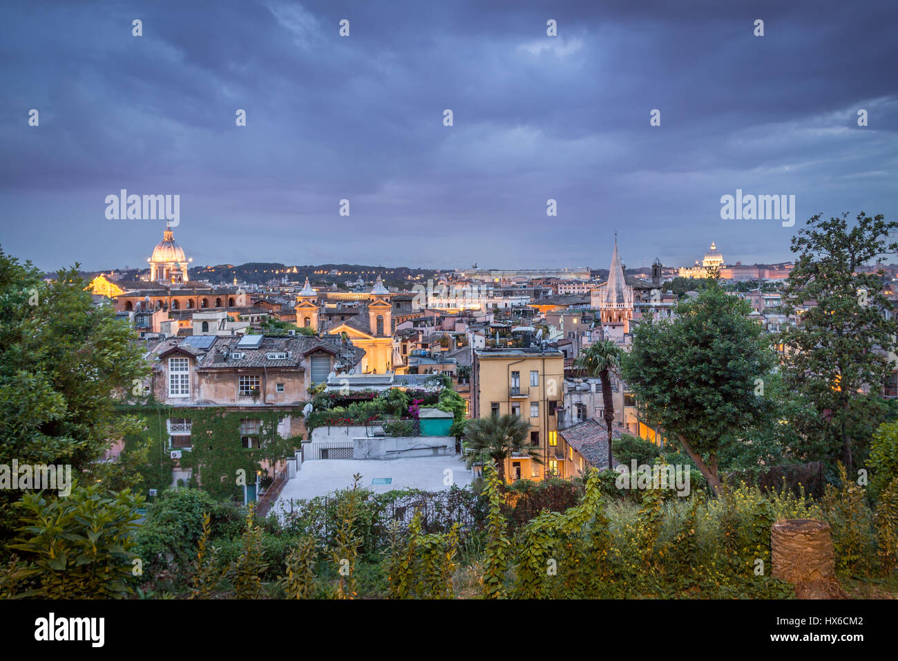 Blick auf Rom vom Pincio-Hügel in der Nacht - Rom, Italien Stockfoto