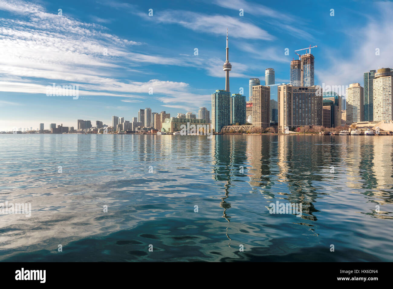 Toronto Skyline und Reflexion in den See bei Sonnenuntergang, Ontario, Kanada. Stockfoto