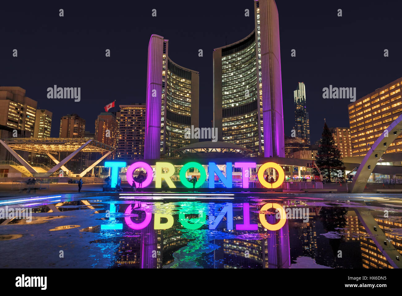 Toronto-Zeichen und Rathaus am Nathan Phillips Square bei Nacht, Kanada. Stockfoto