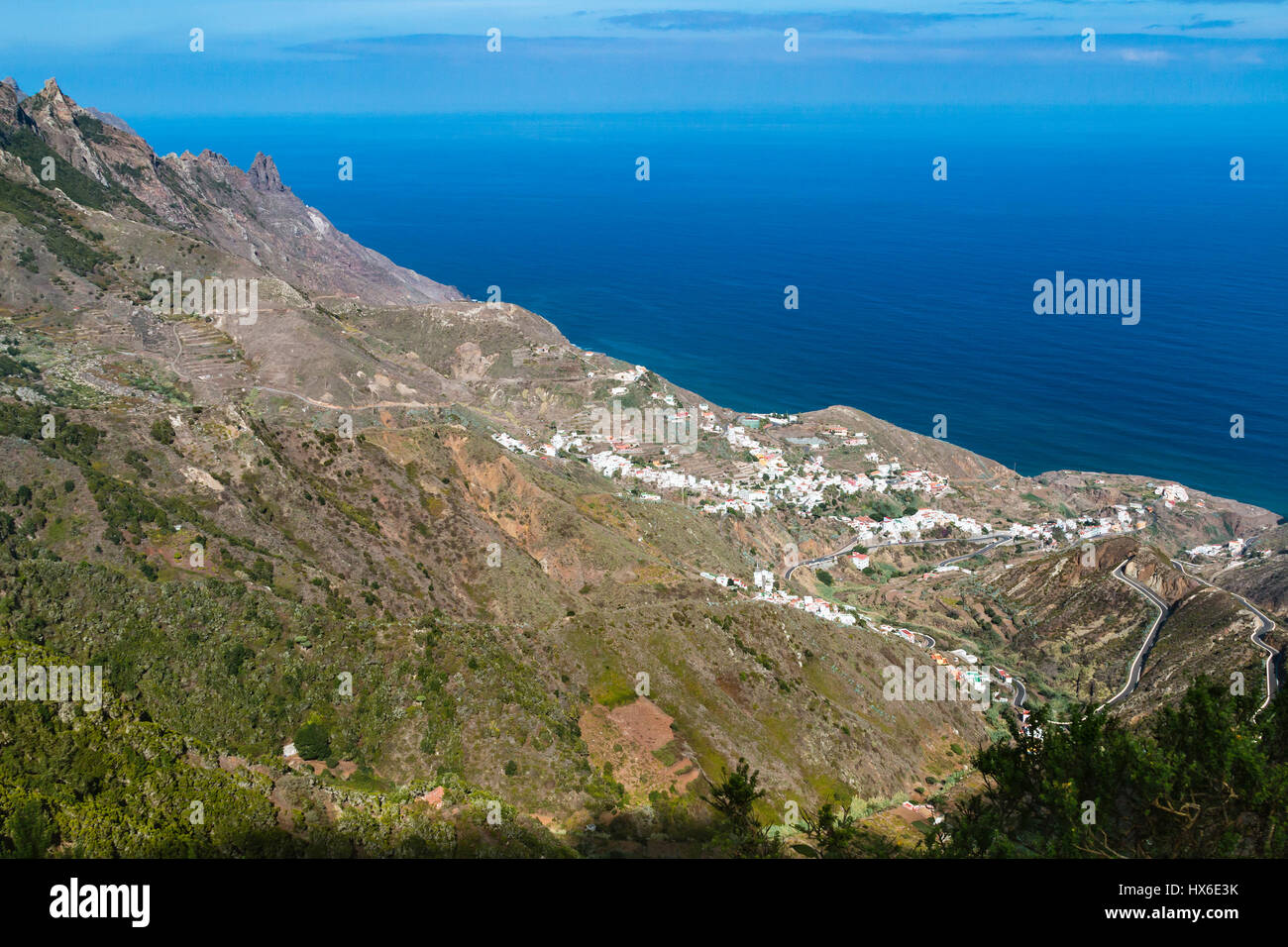 Blick auf das Dorf Taganana in das Anaga-Gebirge im Norden von Teneriffa, Spanien. Stockfoto