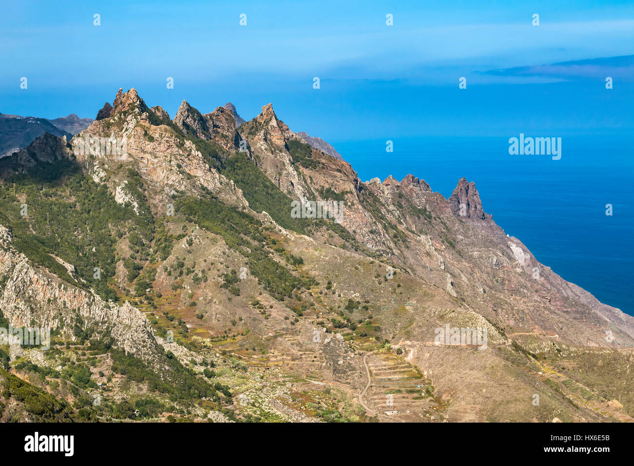 Das Anaga-Gebirge im Norden von Teneriffa, Spanien von einem Aussichtspunkt. Stockfoto