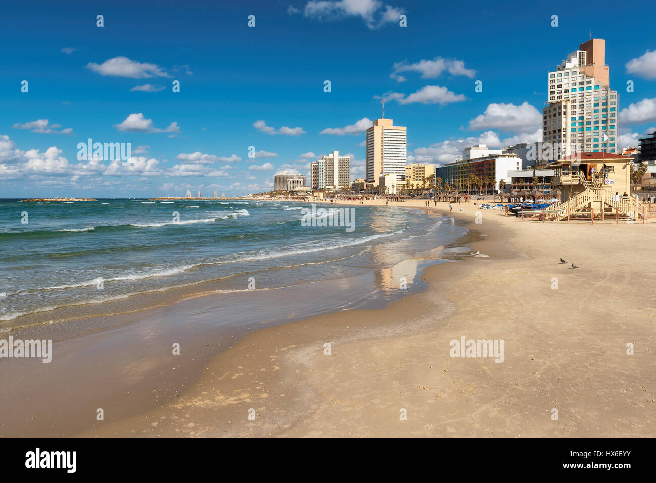 Tel Aviv Küste mit Blick auf das Mittelmeer und Wolkenkratzer, Israel. Stockfoto