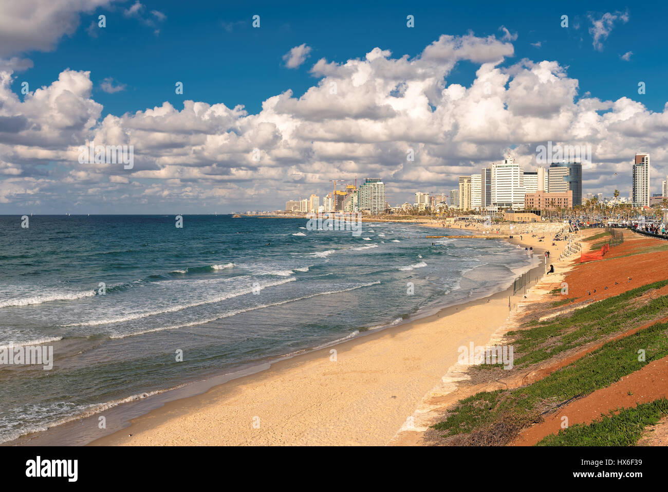 Tel Aviv Küste mit Blick auf das Mittelmeer und Wolkenkratzer, Israel. Stockfoto