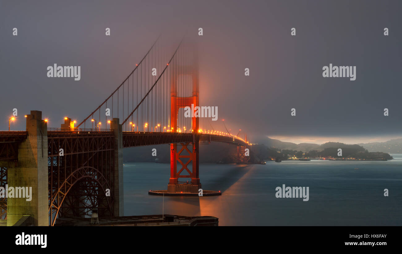 Magische Stunde an der Golden Gate Bridge bei Sonnenuntergang im Nebel. Stockfoto