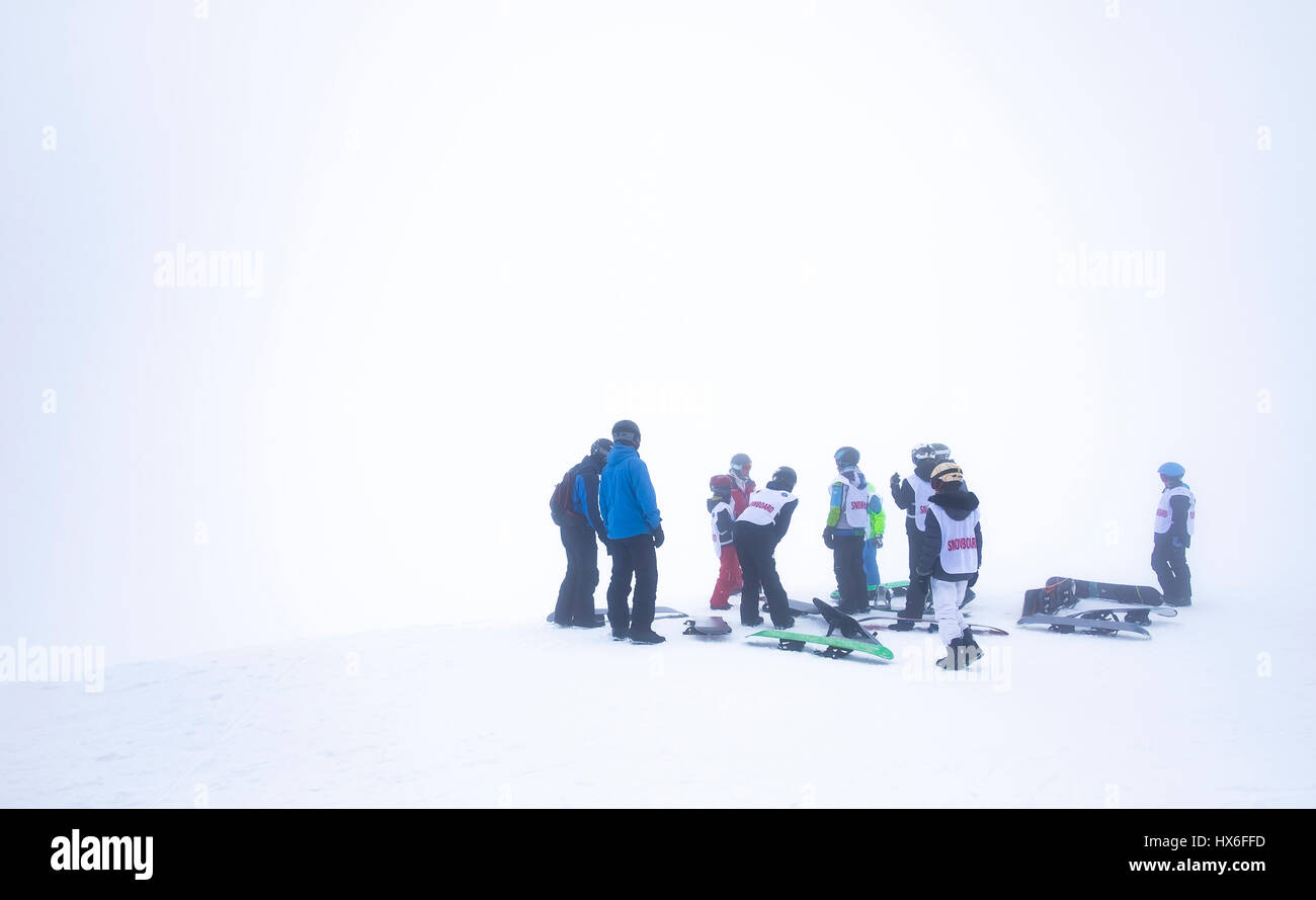 Eine Gruppe von Snowboardern, immer bereit für eine Lektion, in sehr neblig Bedingungen in Meribel, Frankreich, in den französischen Alpen Stockfoto