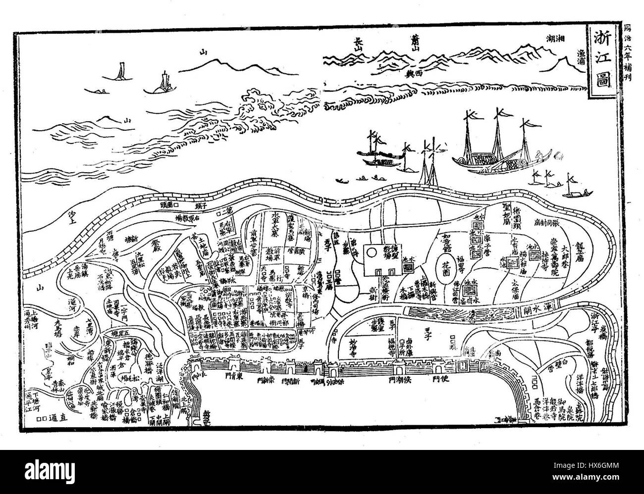 Zhejiang ist eine Provinz im Osten Chinas, die für ihre reiche Geschichte, Kultur und malerische Landschaften bekannt ist. Es ist berühmt für seine traditionelle Architektur, üppiges Grün und bedeutendes kulturelles Erbe, mit Schwerpunkt auf historischen Wahrzeichen und modernen Entwicklungen. Die Kunst und Kultur der Region spiegeln eine tiefe Verbindung zu chinesischen Traditionen und natürlicher Schönheit wider. Stockfoto
