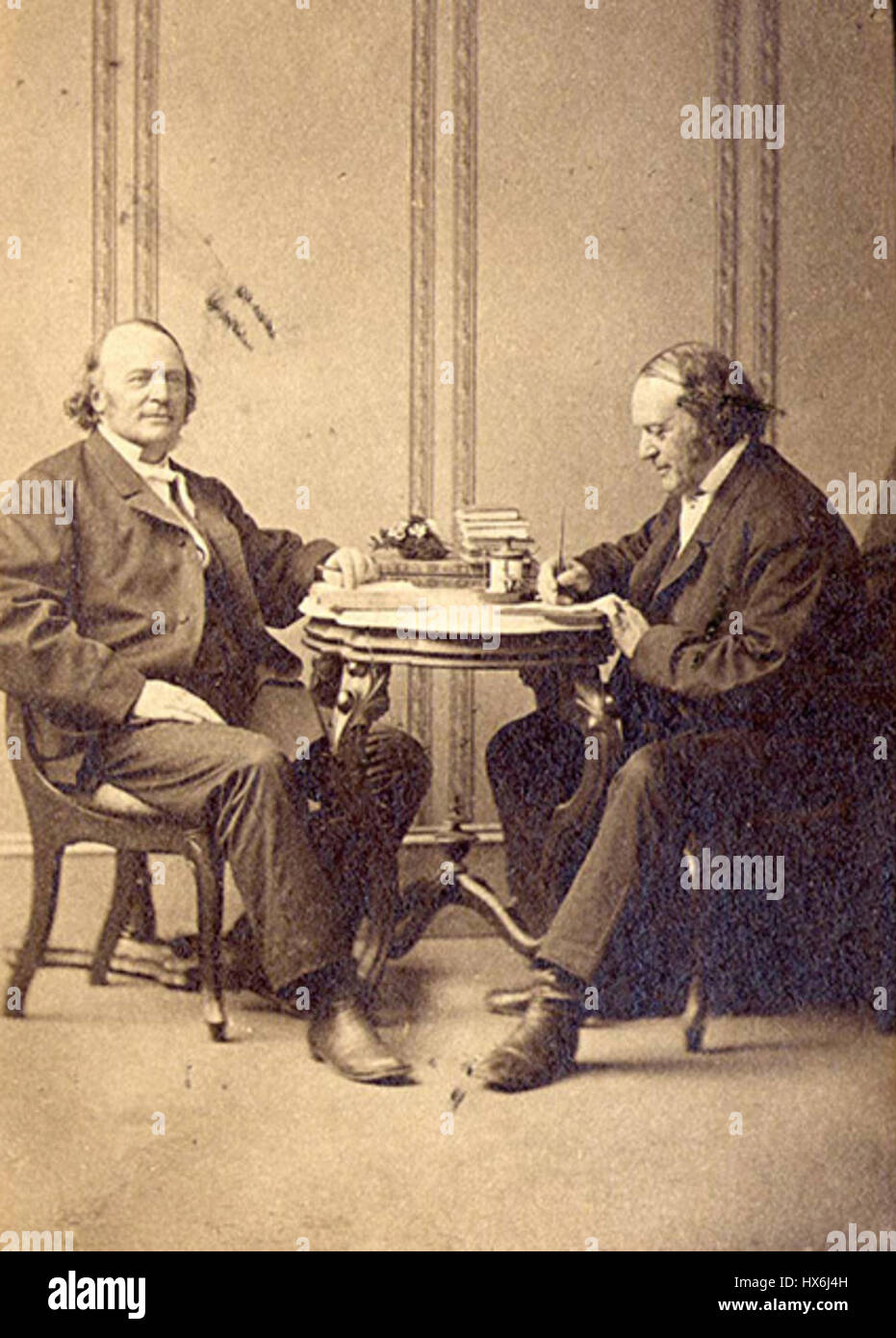 Louis Agassiz (1807–1873) war ein schweizerisch-amerikanischer Biologe und Geologe, der für seine Studien über Eiszeiten und Beiträge zur Naturgeschichte bekannt ist, wie auf diesem Foto von A. Sonrel von der Harvard University aus dem Jahr 1871 dargestellt. Stockfoto