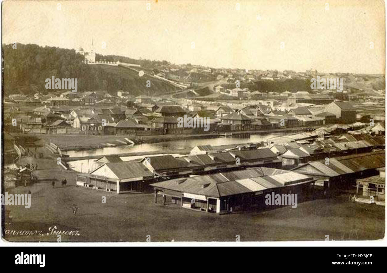 „Market Place XX Century Barnaul“ fängt einen geschäftigen Marktplatz in Barnaul, Russland, ein, der das Leben des frühen 20. Jahrhunderts widerspiegelt, wobei kulturelle und soziale Aspekte der Zeit berücksichtigt werden. Stockfoto