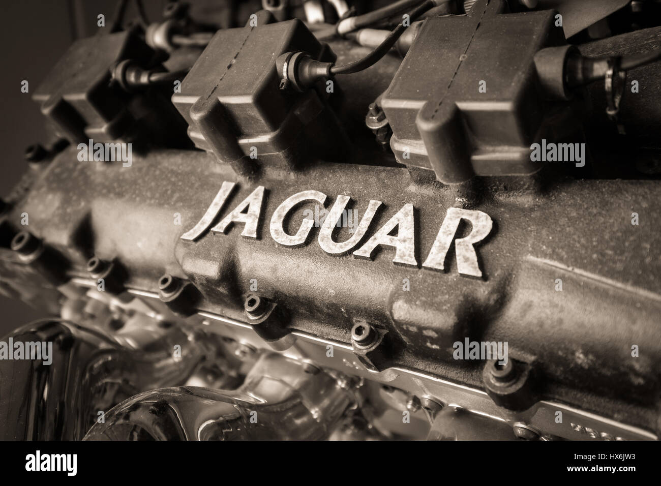 WEYBRIDGE, SURREY, UK - 9. August 2015: Nahaufnahme von schwarzen und weißen Oldtimer Jaguar-Enigine im Brooklands Motor Museum im Jahr 2015. Stockfoto