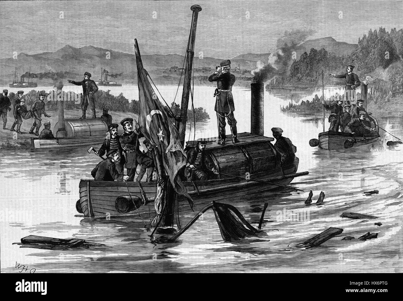 Dieses historische Bild zeigt russische Offiziere, die die osmanische Flagge von dem versunkenen Schiff Lufti Djelil in der Nähe von Braila entfernen. Die Szene stellt einen entscheidenden Moment in der Seekriegsführung während des Russisch-Türkischen Krieges des späten 19. Jahrhunderts dar. Stockfoto