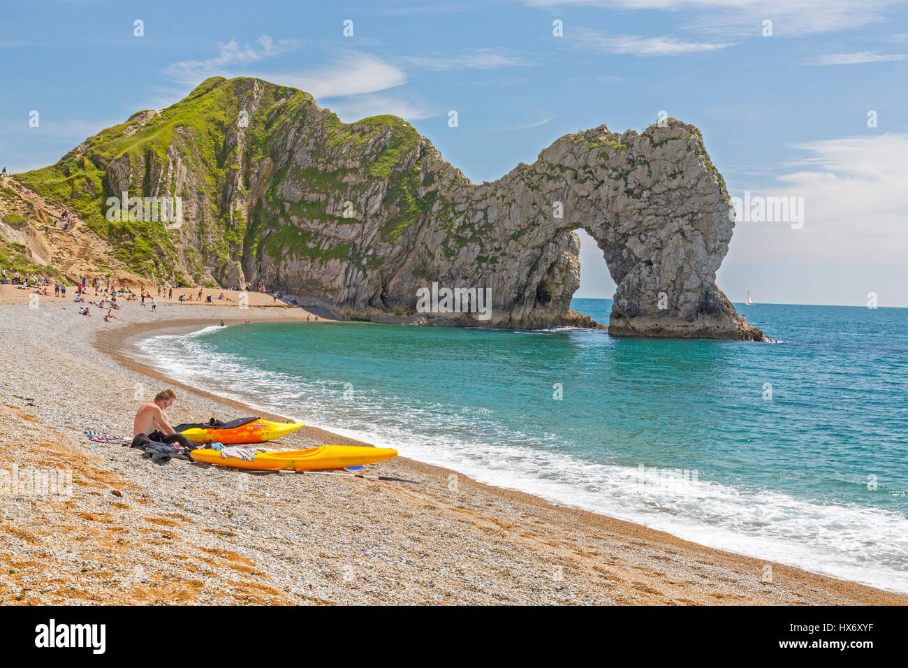 Der natürlichen Kalkstein Bogen bekannt als Durdle Door, bewundert von zwei Kajakfahrer Meer befindet sich auf der South West Coast Path, Jurassic Coast, Dorset, England Stockfoto