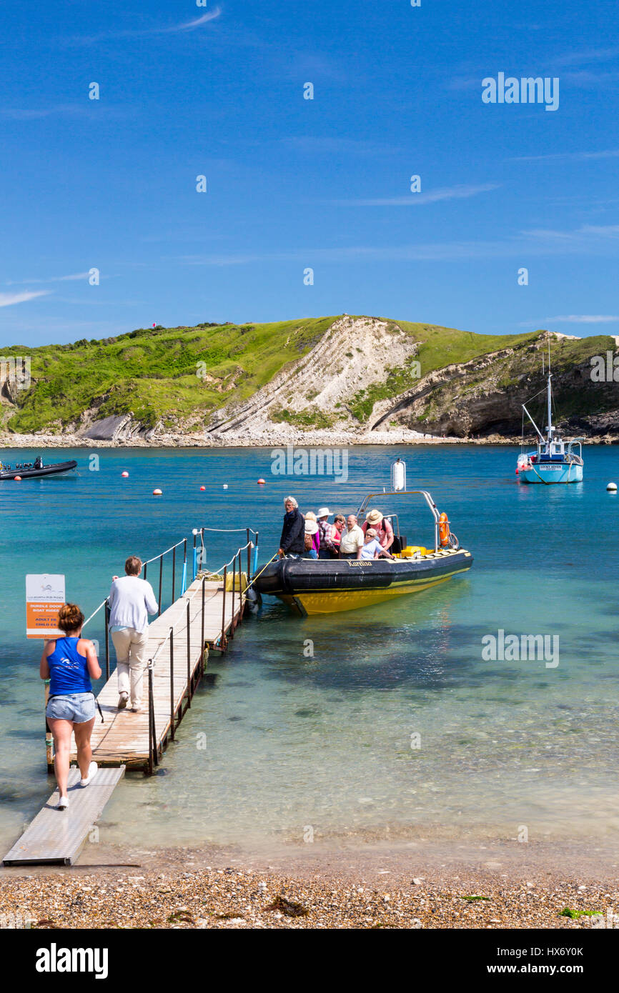 Einsteigen in eine "Rippe" Touristen Reise von Lulworth Cove nach Durdle Door an der Jurassic Coast, Dorset, England Stockfoto