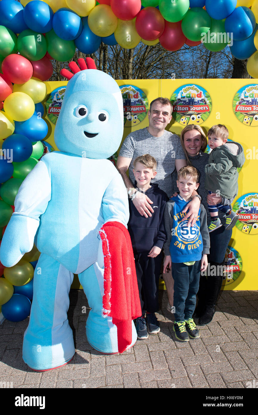 NUR zur redaktionellen Nutzung Simon Gregson und Familie besuchen die Einführung von zwei neuen Attraktionen auf CBeebies Land wie Alton Towers Resort heute der Öffentlichkeit für die Hauptsaison, Staffordshire eröffnet. Stockfoto