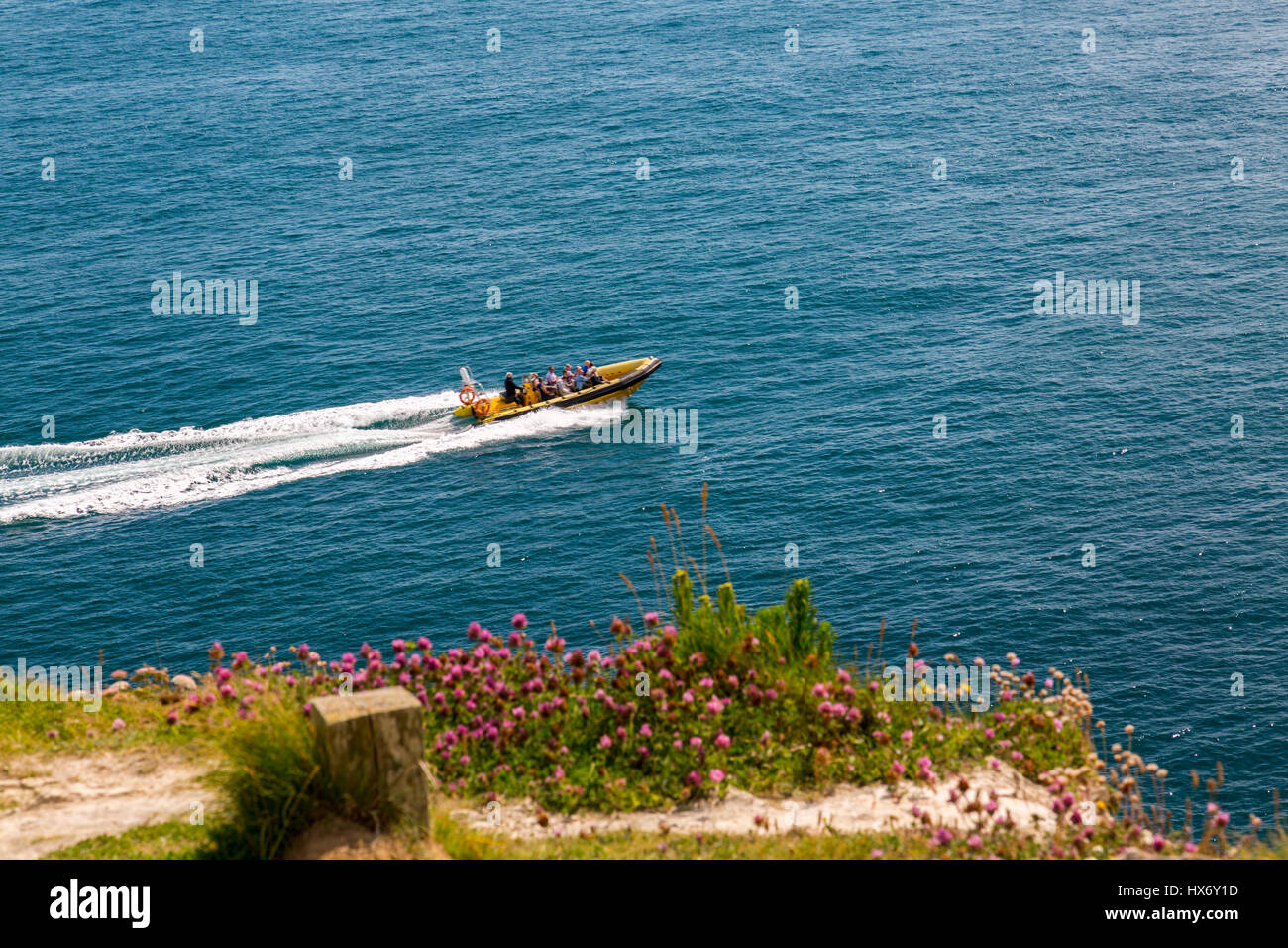 Touristen auf einem "Rippe" Reise von Lulworth Cove nach Durdle Door an der Jurassic Coast, Dorset, England Stockfoto