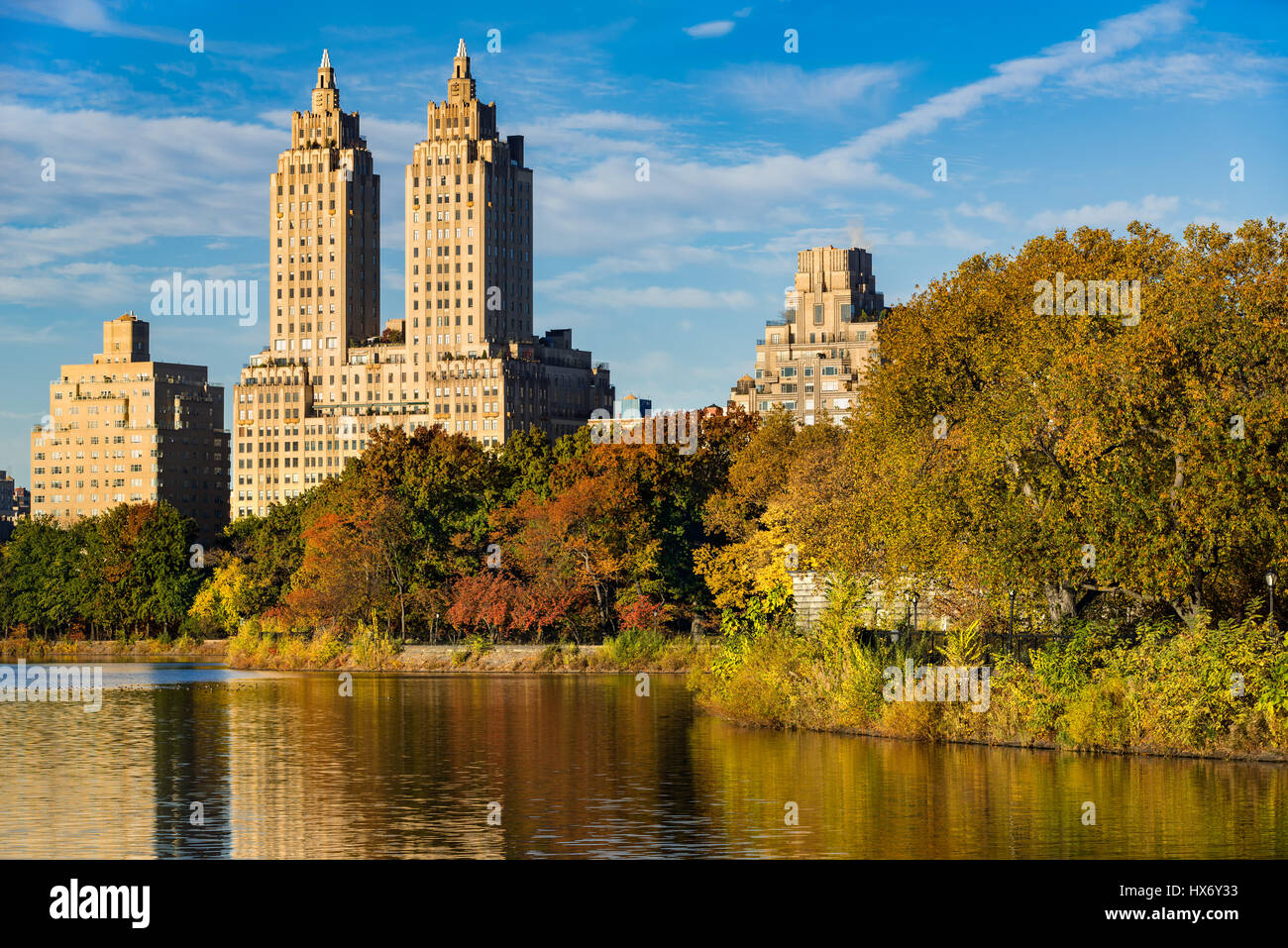 Ansicht der Upper West Side-Gebäude und dem Central Park im Herbst. Jacqueline Kennedy Onassis Reservoir, Manhattan, New York City Stockfoto