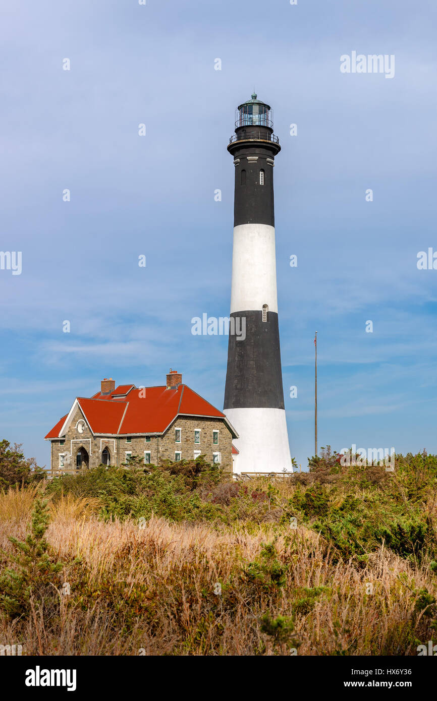 Feuer-Insel-Leuchtturm und die Tierpfleger Quartale, Fire Island National Seashore, Suffolk County. Long Island, New York State Stockfoto