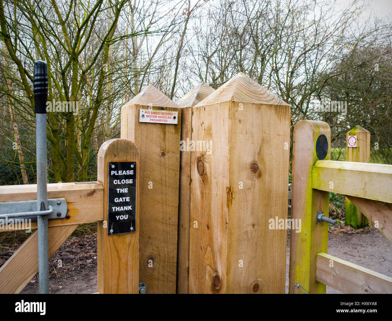 Holztor auf öffentlichen Fußweg genutzt von Wanderern um zu denken, beim Überqueren von verkehrsreichen Straße in Cheshire UK Stockfoto